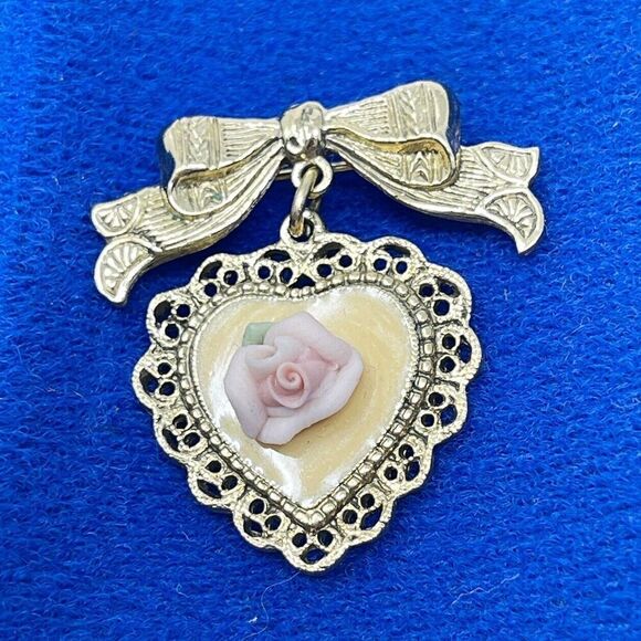 Vtg 1928 Porcelain Rose Brooch Heart Dangle Ribbon Bow Gold Tone Lapel Pin‎ - Picture 1 of 6